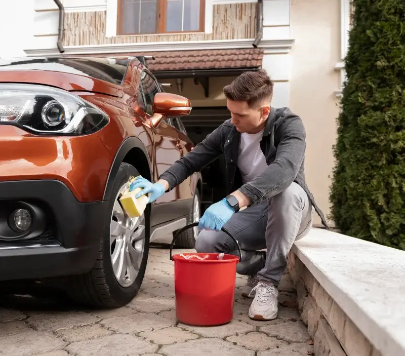 Lavage auto à domicile Villeneuve-en-Perseigne : professionnel intervenant sur un véhicule